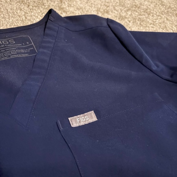 FIGS CATARINA ONE POCKET SCRUB TOP - Picture 2 of 6